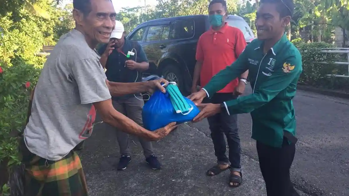 Ketua DPC PKB SikkaTemui Warga di Rumah Lalu Beri Bantuan Sembako