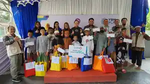 membagikan-bingkisan-bagi-yatim.jpg