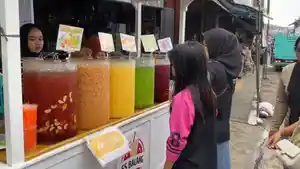 Es-Balang-yang-dijual-Dahlia-di-depan-Pusat-Perbelanjaan-Cibadak-K.jpg