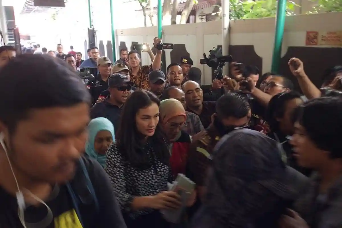 Dikerubungi Wartawan hingga Tak Bisa Masuk PN Jaksel, Atiqah Teriak 'Nanti Ada Waktunya'