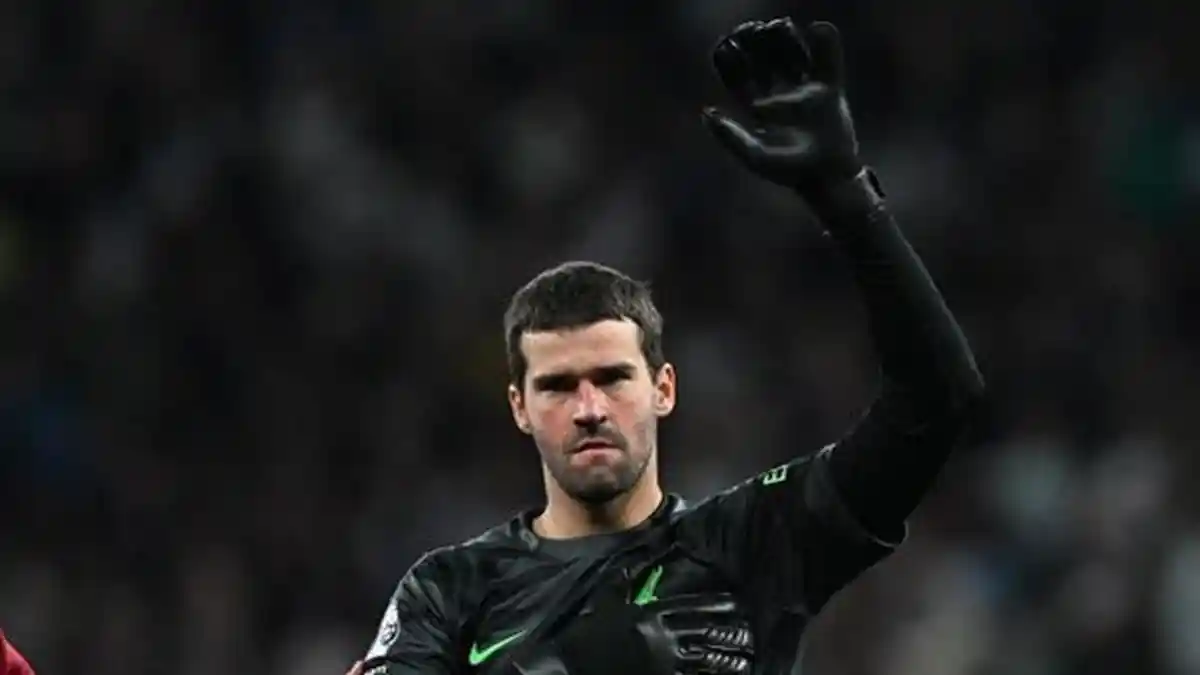Alisson Heran Luis Diaz Banyak Masalah Tapi Tetap Cetak Gol, Kiper Liverpool: Dia Sangat Kuat