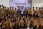 siswa-dan-siswi-berfoto-bersama-instruk-safety-riding-astra-motor-kalimantan-barat.jpg