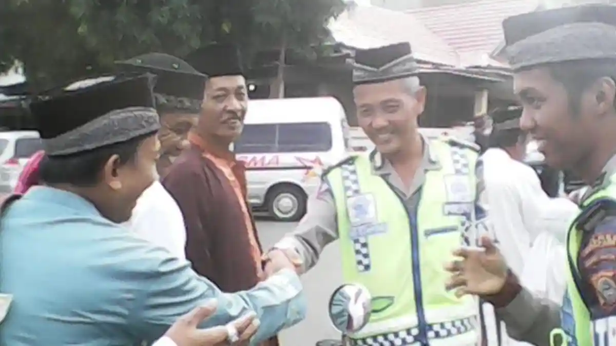 Ribuan Jamaah Salat Id Berebut Salami Polisi Baik Hati Ini