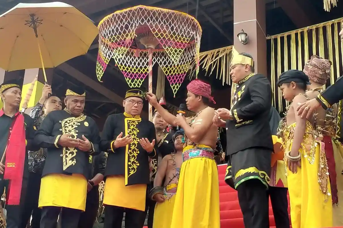 Pj Bupati PPU Resmi Diterima Sebagai Keluarga Kehormatan Oleh Masyarakat Adat Paser