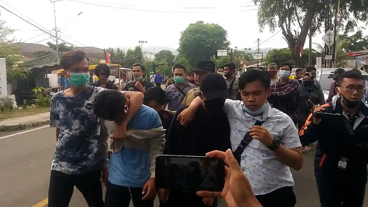Kembali 8 Pemuda Diamankan Hendak Menyusup ke Demonstran Tolak UU Cipta Kerja di DPRD Lampung