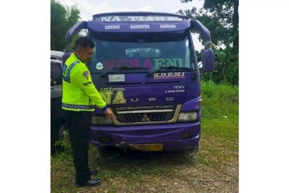 Pemotor Jatuh ke Kolong Mobil yang Melaju dari Arah Berlawanan, Nyawanya Tak Tertolong