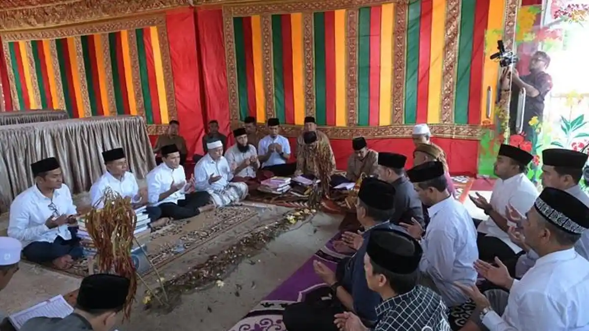 Wagub Aceh Fadhlullah dan Istri Takziah ke Rumah Abati Bakongan