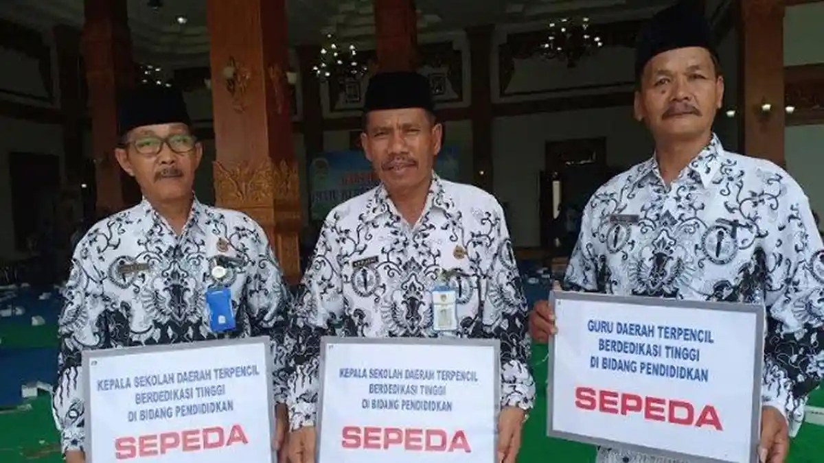 Guru di Daerah Terpencil di Madiun Ini Kaget Dapat Kado Kejutan pada Peringatan Hari Guru