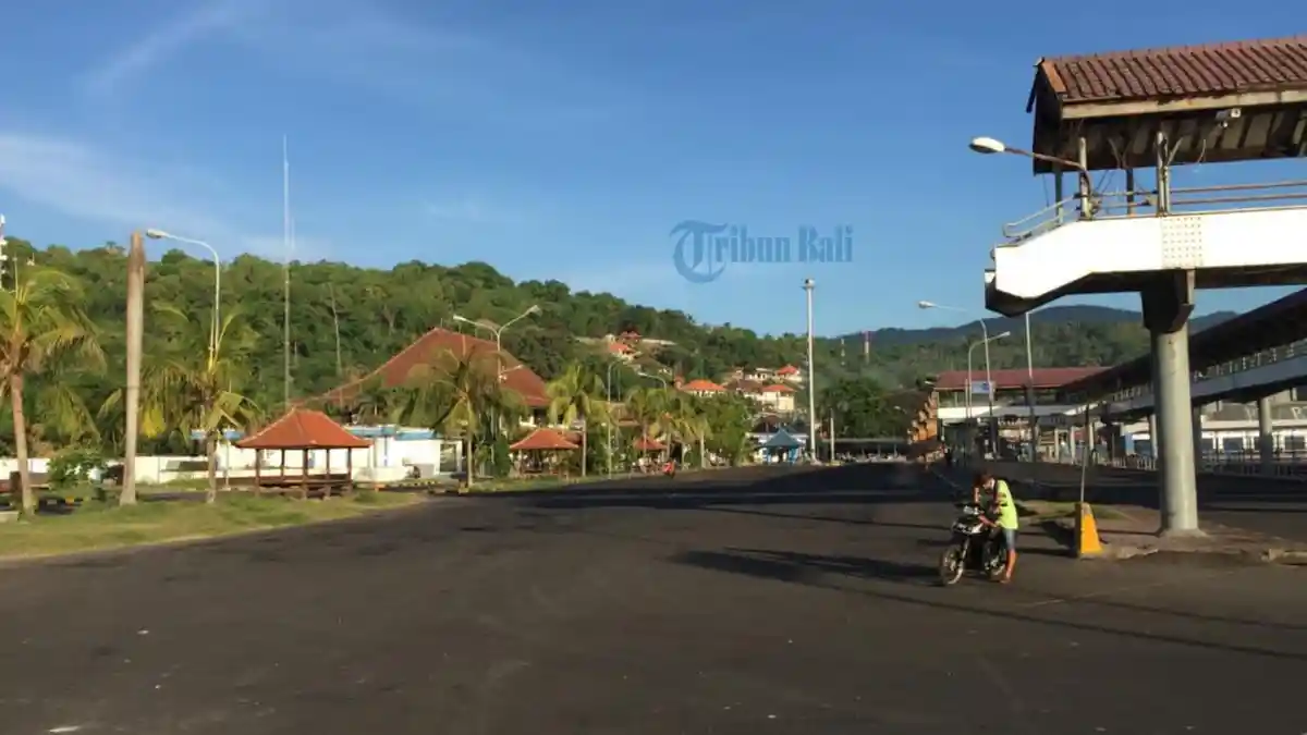 Penyeberangan Pelabuhan Padang Bai Karangasem Masih Sepi