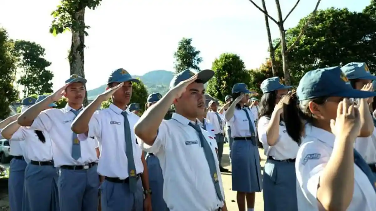 TINJAU SMAN1 Salak, Bupati Franc Tumanggor Minta Siswa Giat Belajar karena Pemkab Sediakan Beasiswa