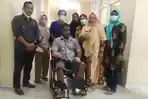 Arman-pasien-saat-duduk-di-kursi-roda-didampingi-keluarganya-di-Rumah-Sakit-Regional-Sulbar.jpg