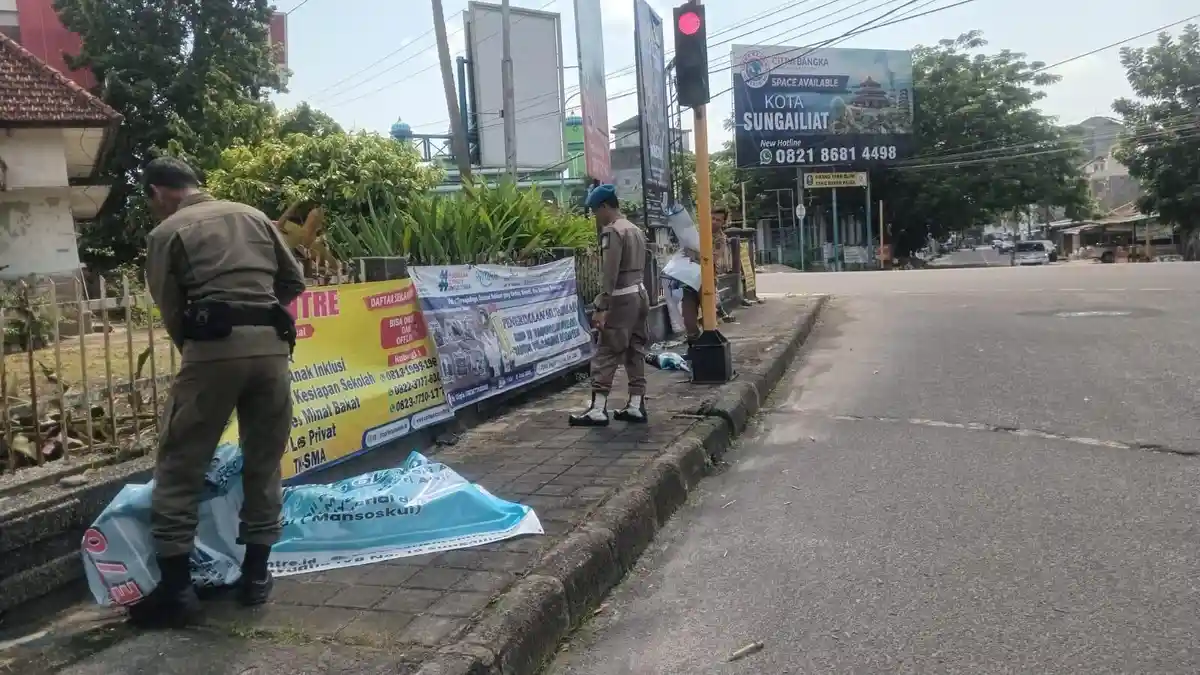 Satpol PP Bangka Copot Paksa Ratusan Spanduk dan Iklan Liar yang Mengganggu Keindahan Kota - Bangkapos.com