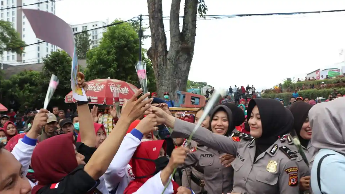Polwan Cantik Bagikan Bunga pada Buruh yang Berunjuk Rasa di Gedung Sate, Demo Pun Aman