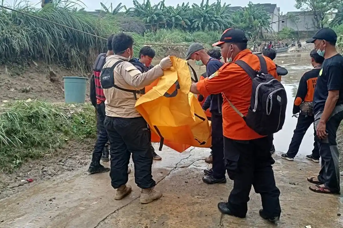 Seorang Pemuda Ditemukan Tewas Setelah Dilaporkan Hilang Hanyut di Kali Bekasi