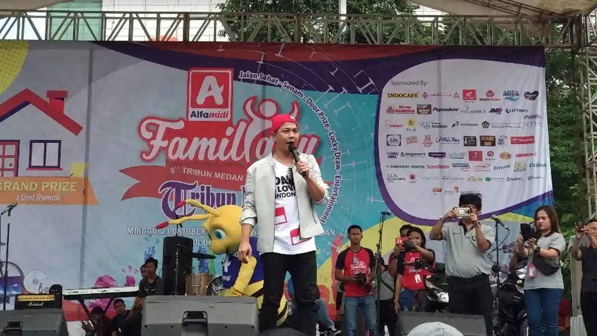 Delon Pertama Kali Lantunkan Lagu Baru 'Ku Akan Pergi' di Acara Family Day