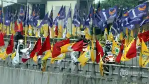 Bendera-partai-politik-peserta-Pemilu-2014-di-sepanjang-flyover-Pramuka-menuju-Tugu-Proklamasi.jpg