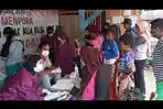 tampak-petugas-medis-sedang-memeriksa-masyarakat-di-posko-pelayanan-kesehatan.jpg