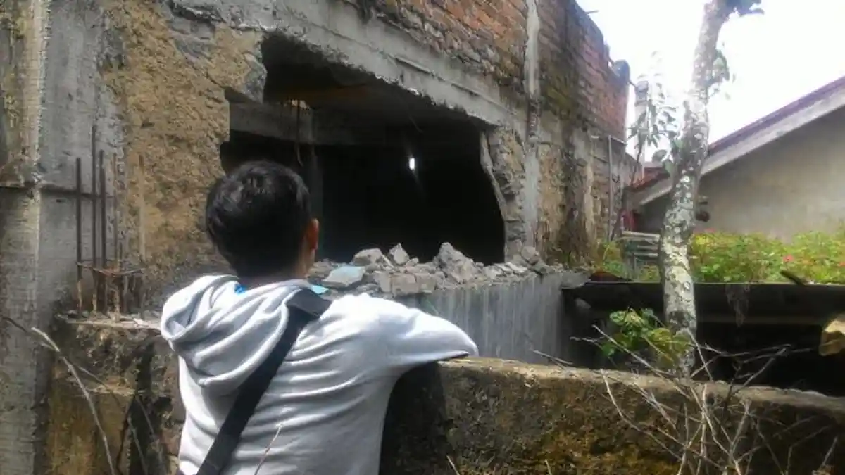 Ledakan Misterius Hancurkan Dinding Rumah Kontrakan Milik Abas