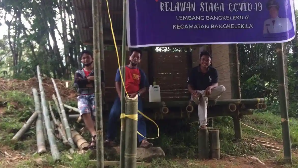 Karang Taruna Bangkelekila Toraja Utara Bangun Posko di Perbatasan Desa