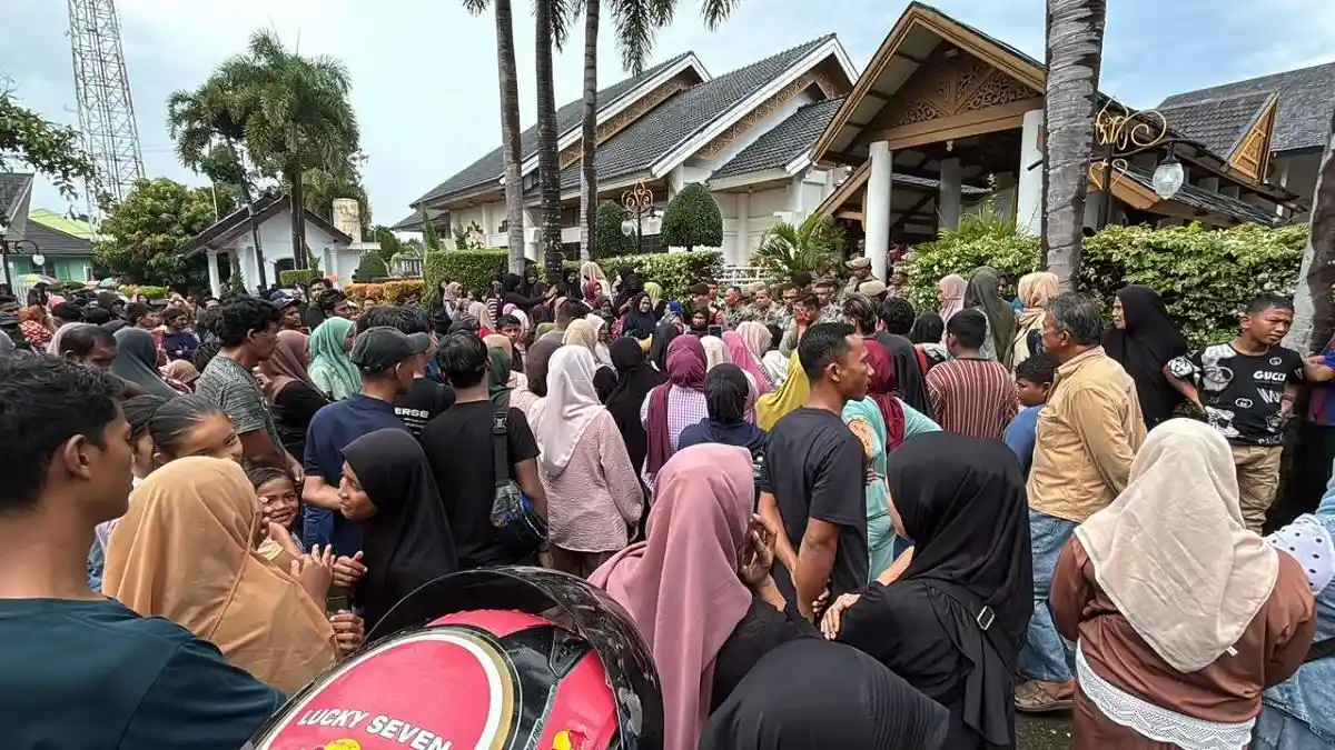 BREAKING NEWS - Tagih Uang Meugang, Ratusan Warga Kerumuni Pendopo Gubernur Aceh