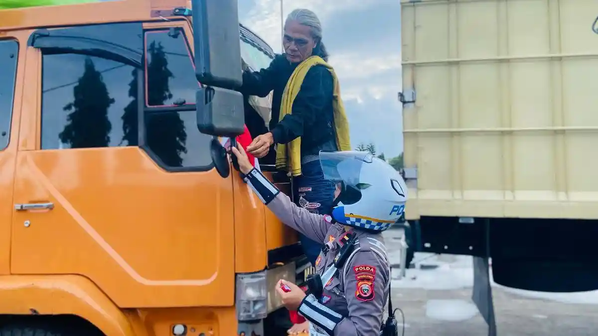 'Polantas Menyapa', Polisi Bagi-bagi Bendera Merah Putih ke Pengendara di Ternate Maluku Utara