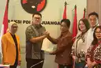TUNTUTAN-Pimpinan-DPRD-dan-sebagian-anggota-menyerahkan-aspirasilo0.jpg