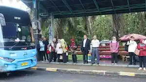 Rektor-Unsri-naik-bus-Damri.jpg