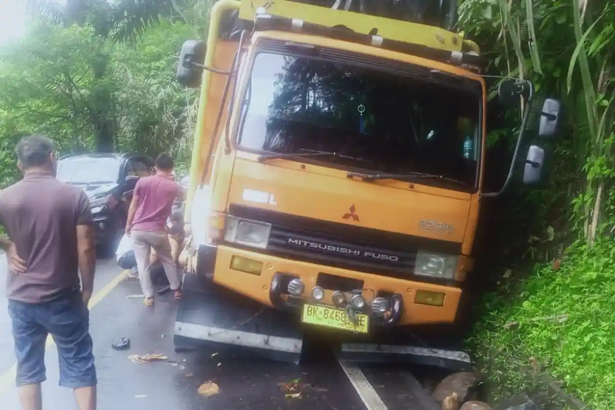 BREAKING NEWS: Truk Bermuatan Kelontong Terperosok di Tajuk Enang-enang, Lalu Lintas Terganggu