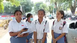 putry-sorang-pelajar-sma-yos-sudarso-ende-bersama-dengan-teman-temannya.jpg
