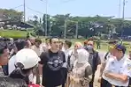 Datang Pakai Kaos Band, Wamen LH Sidak Kebersihan di Stasiun Cirebon Jelang Mudik Lebaran