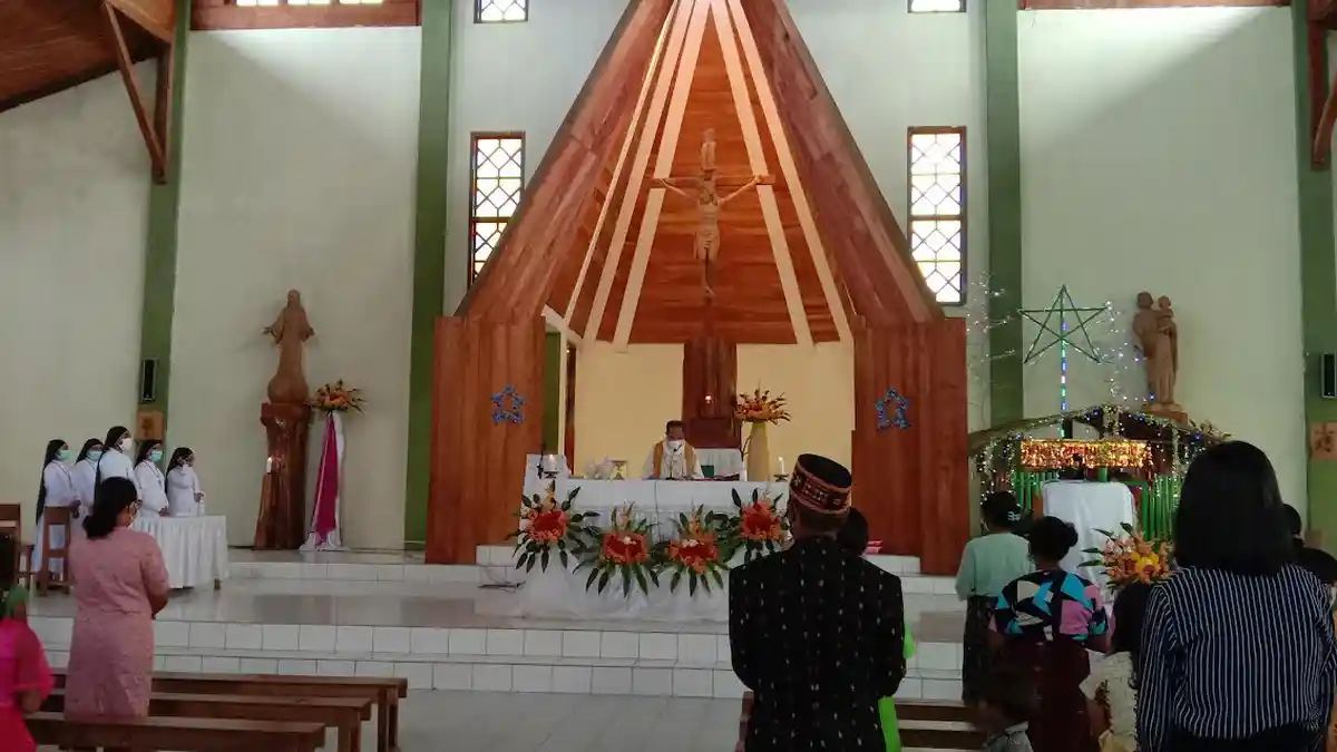 Umat Paroki St Yakobus Wangkung Manggarai Ikut Misa dan Taat Prokes Covid-19