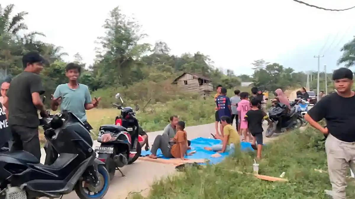 Dua Hari Warga Siabu Kampar Turun ke Jalan, Adang Kendaraan PT Ciliandra