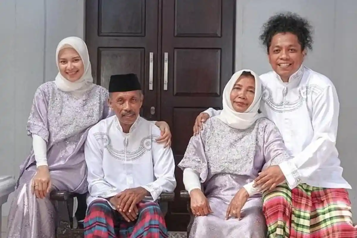 Tangis Ibu Arie Kriting saat Umrah, Teringat Perjuangan Indah Permatasari & Suami: Rasa Kasih Sayang