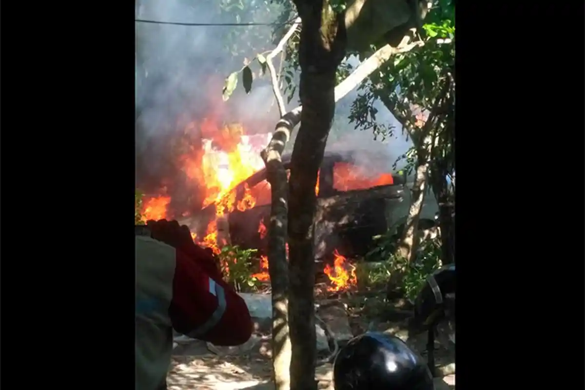 BREAKING NEWS - Mobil Ludes Terbakar di Desa Antibar Mempawah Gegerkan Warga - mobil-kijang-nyaris-habis-terbakar-di-desa-antibar-senin-172019-siang.jpg