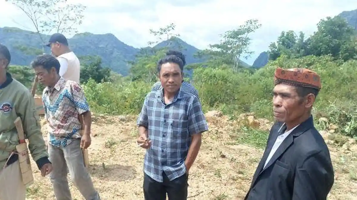 Warga Desa Lungar Manggarai Tempuh Belasan Kilometer Temukan Signal Telphon