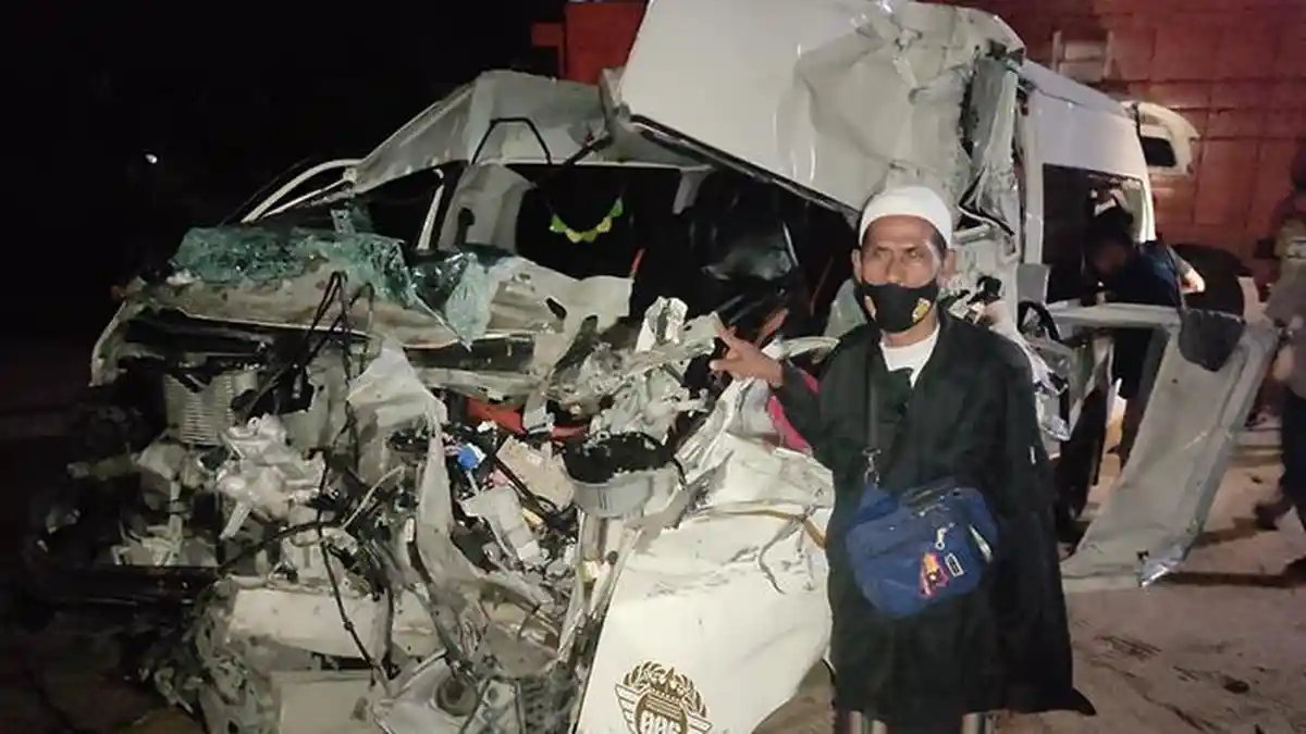 Hiace Tabrak Tronton, Seorang Wanita Muda Meninggal Dunia, 10 Orang Luka-luka