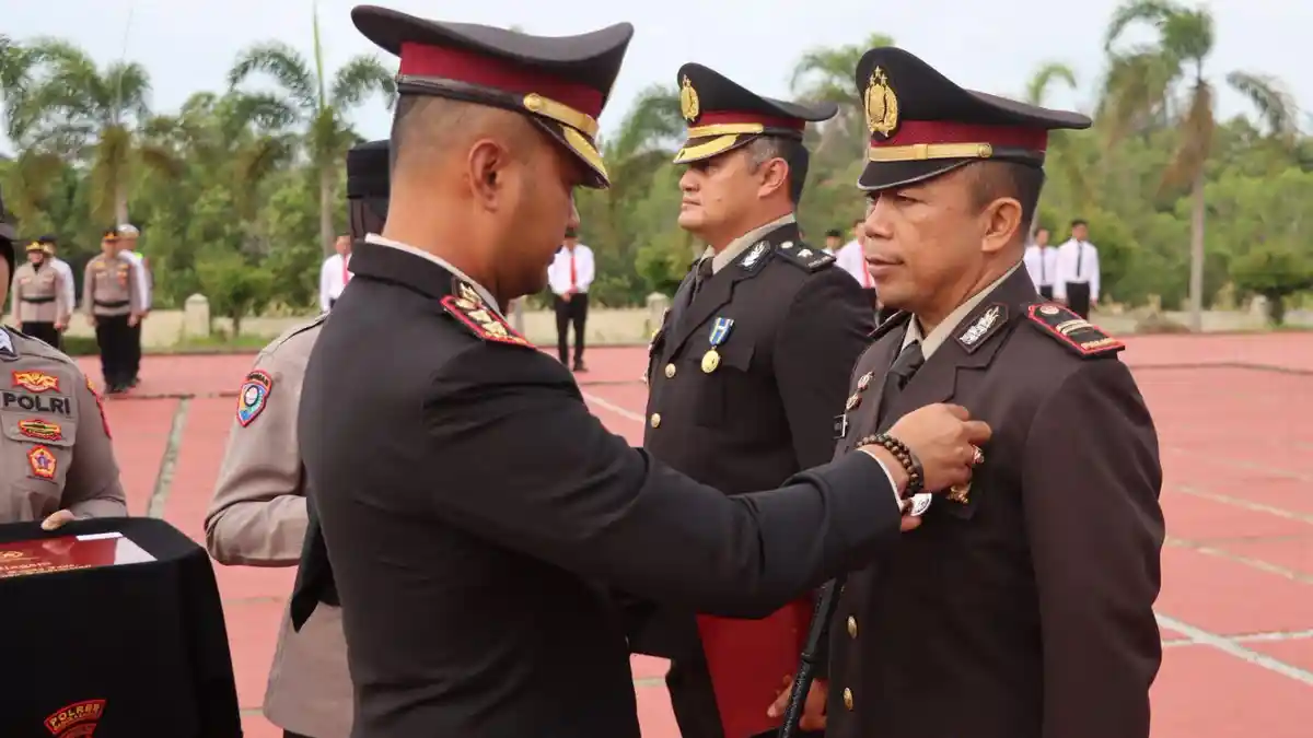 94 Personel Polres Bangka Barat Terima Satya Lencana Pengabdian