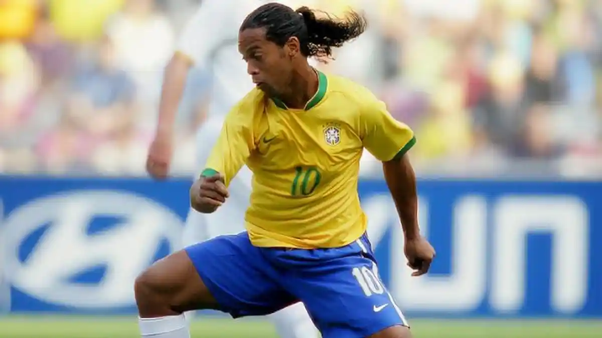 Dari Lapangan Hijau ke Layar Kaca, Ronaldinho Kembali Curi Perhatian dalam Iklan Shopee yang Ikonik