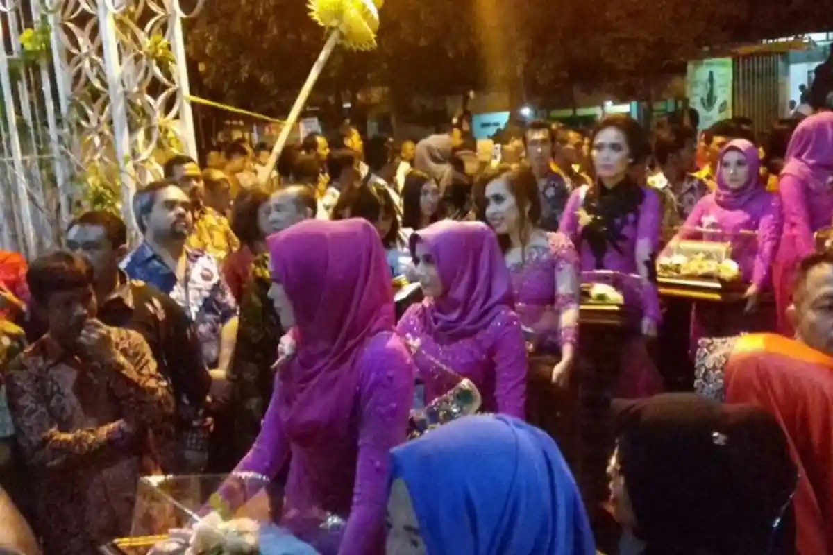 LIVE STREAMING Pernikahan Kahiyang Ayu, Calon Mantu Jokowi Ternyata Bukan Orang Biasa