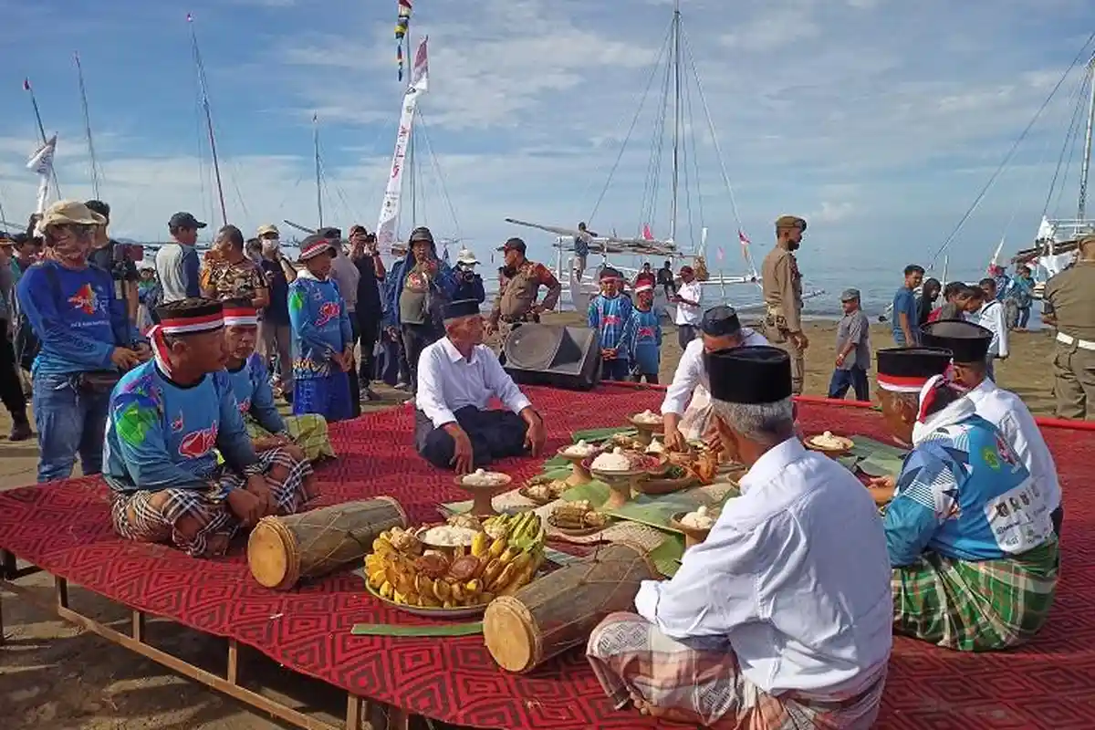Ritual Mapparondong Lopi Cara Nelayan Mandar Minta Berkah Keselamatan di Festival Sandeq 2022