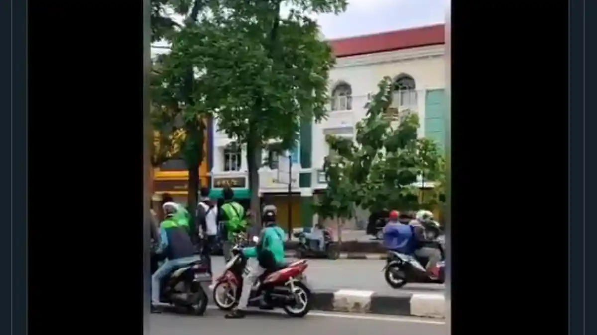 Video Viral Driver Ojol Ketiduran di Atas Motor, Tak Ada yang Berani Mendekat, Takut Corona