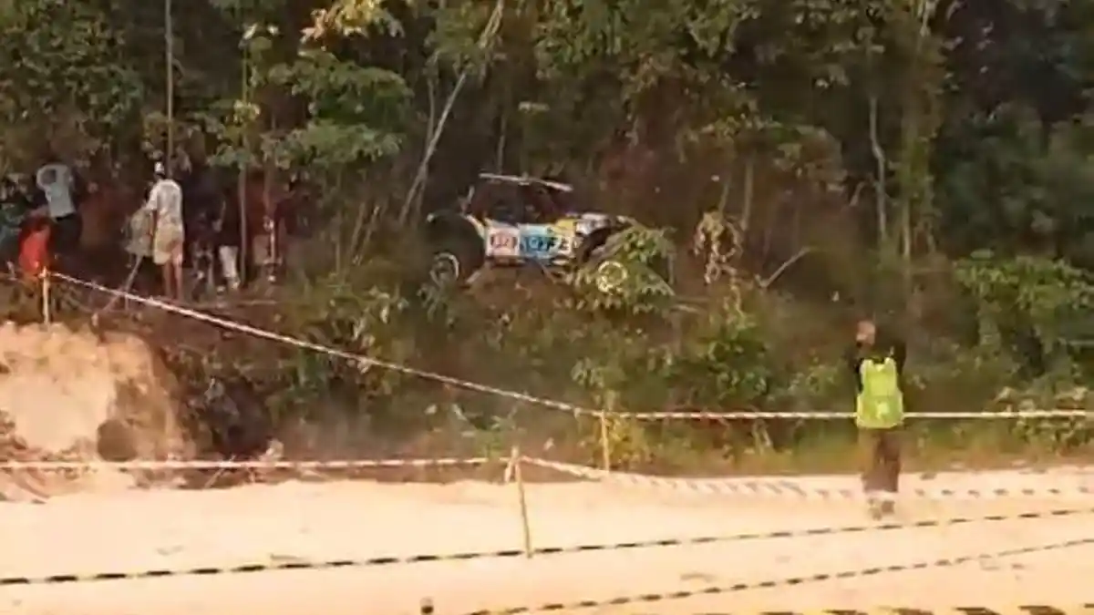Detik-detik Belasan Penonton Tertabrak Mobil Offroad yang Keluar Jalur