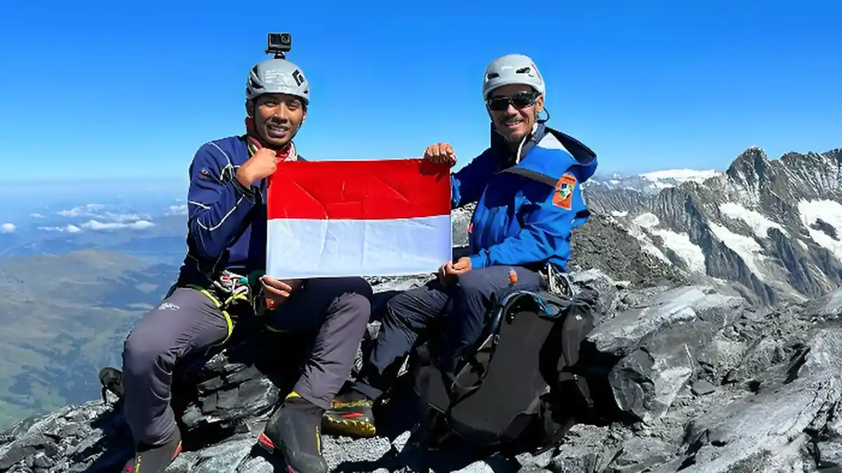 Bergelantungan di Dinding Kematian,  Iwan Kwecheng dan Nurhuda Kibarkan Merah-Putih di Puncak Eiger