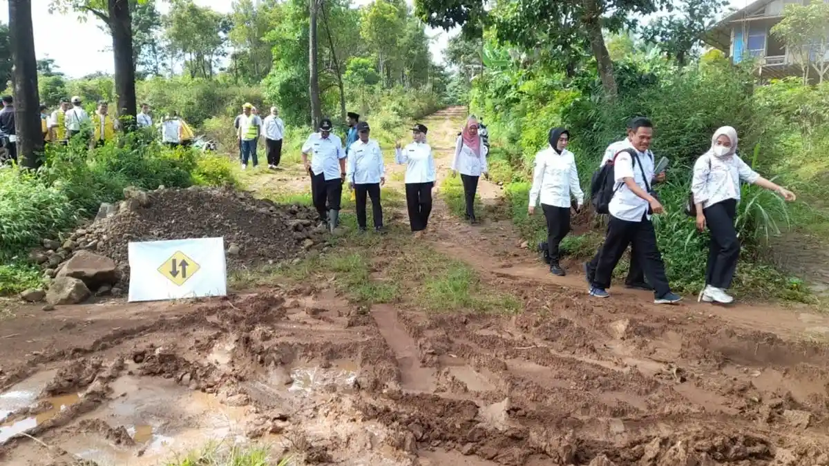 Berstatus Jalan Kabupaten, 1,6 Kilometer Jalan di Sukorejo Masih Tanah Liat 