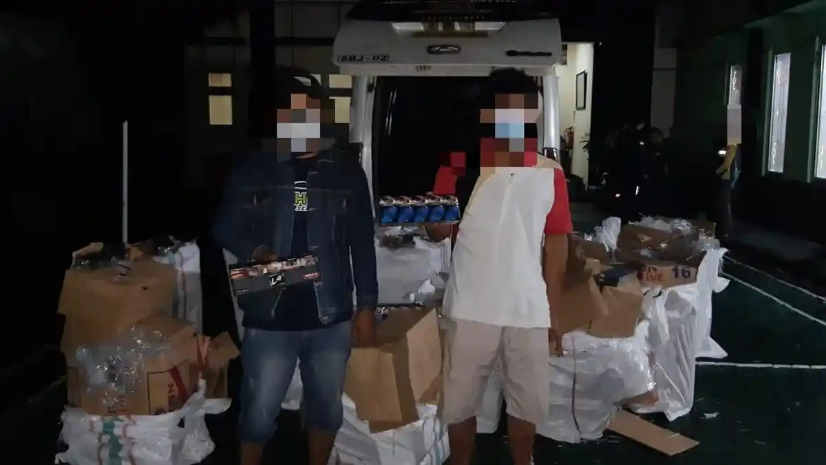 Angkut Rokok Ilegal, Mobil Angkutan Penumpang ‎Disita Bea Cukai Kudus