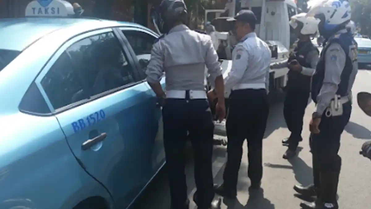 Baru Dua Hari Jadi Sopir Taksi, Pria Ini Terpaksa Bayar Denda Hingga Rp 500 Ribu