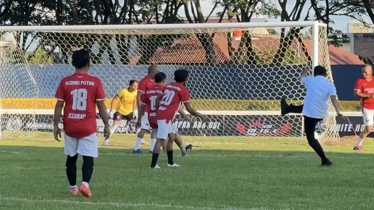 Syaharuddin Alrif Pamer Skill di Turnamen Sepak Bola Sidrap Cup 2026