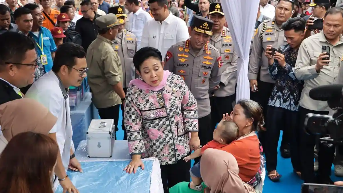‎Kapolri dan Ketua Komisi IV DPR RI Salurkan 16 Truk Logistik bagi Korban Bencana di Tapteng