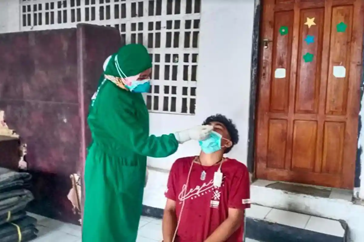 Warga Terdampak Banjir di Kelurahan Fatululi Jalani Tes Swab Antigen