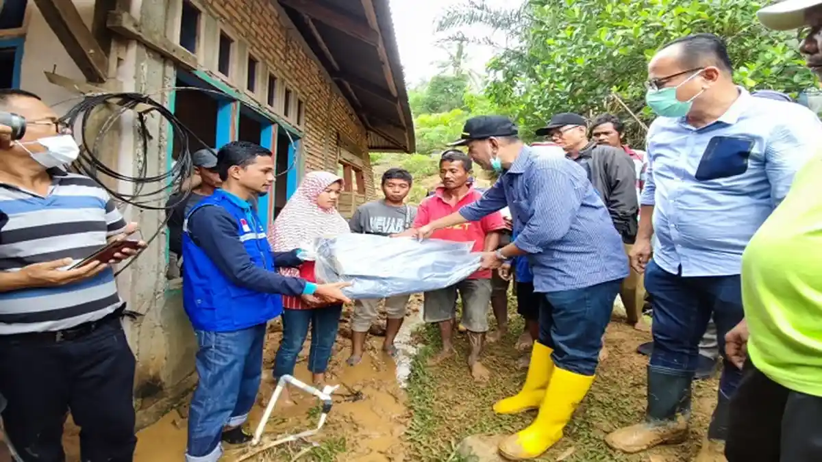 Bupati Pesisir Selatan Kunjungi Warga yang Rumahnya Diterjang Longsor